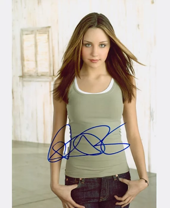 Amanda Bynes autograph
