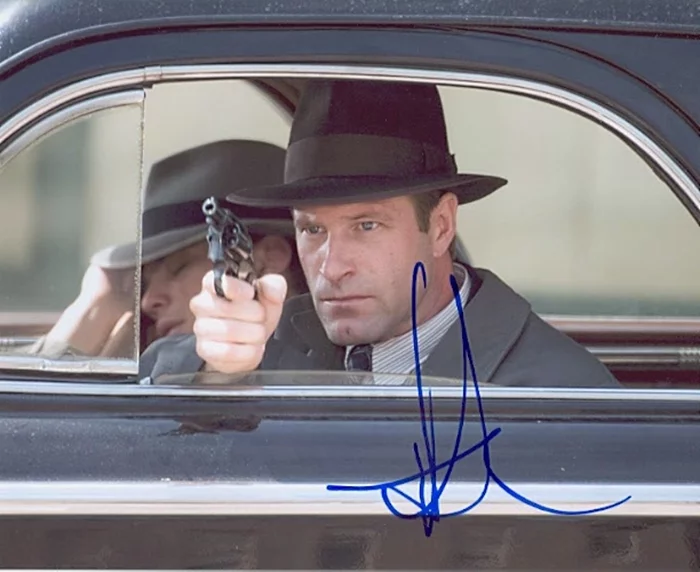 Aaron Eckhart autograph