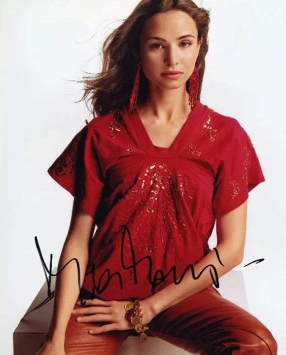 Mia Maestro autograph
