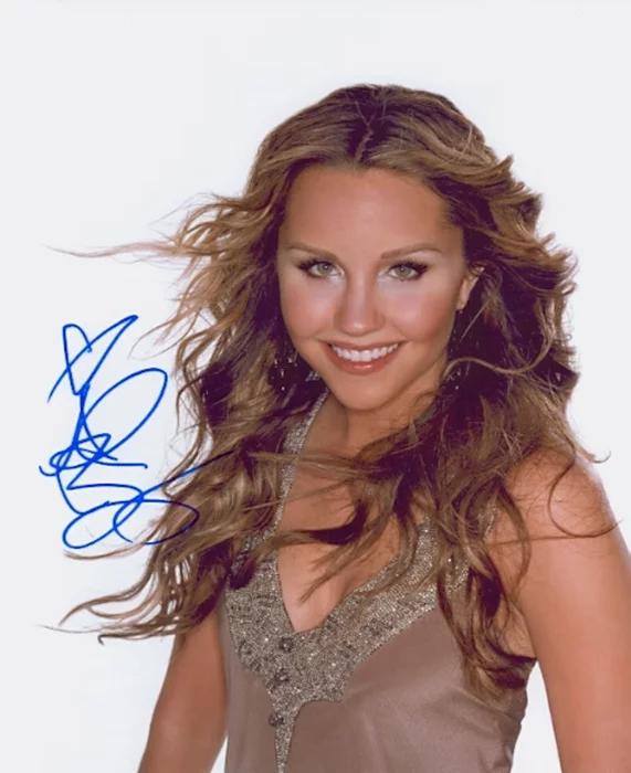 Amanda Bynes autograph
