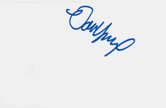 Odette Yustman autograph