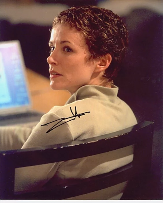 Leslie Hope autograph