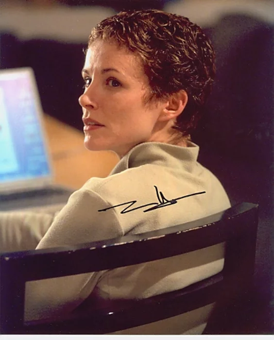 Leslie Hope autograph