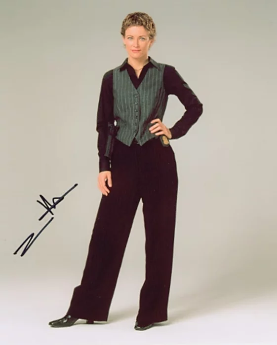 Leslie Hope autograph