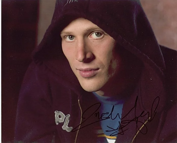 Zachary Gilford autograph
