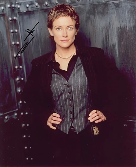 Leslie Hope autograph