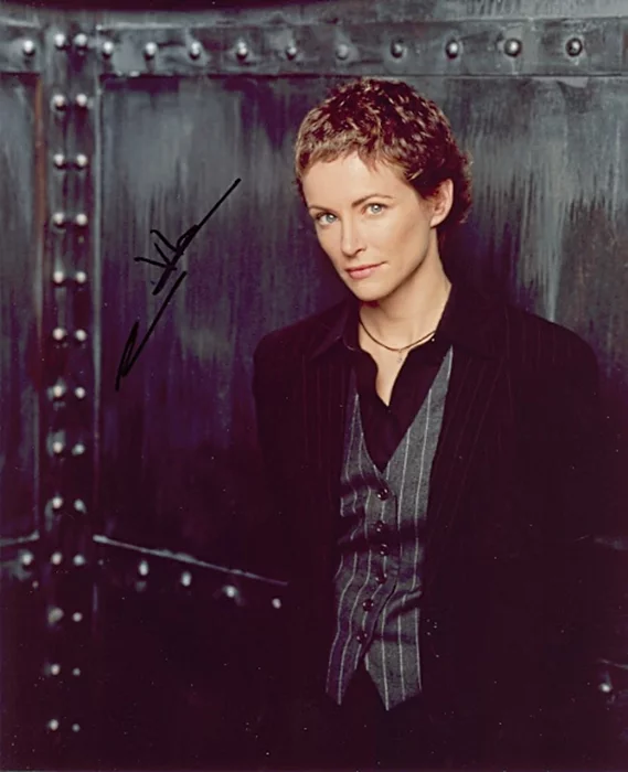 Leslie Hope autograph