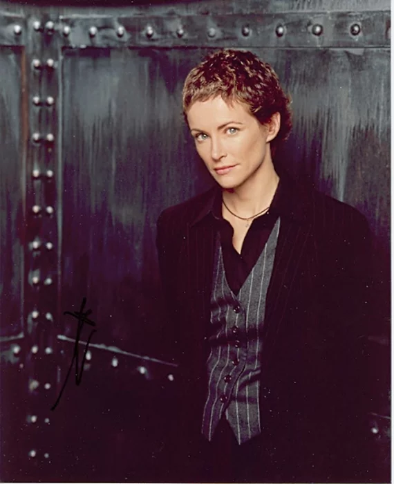Leslie Hope autograph