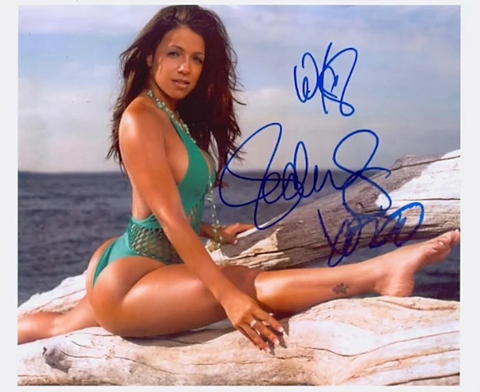 Vida Guerra autograph