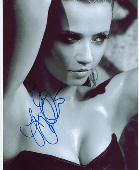 Linda Cardellini autograph