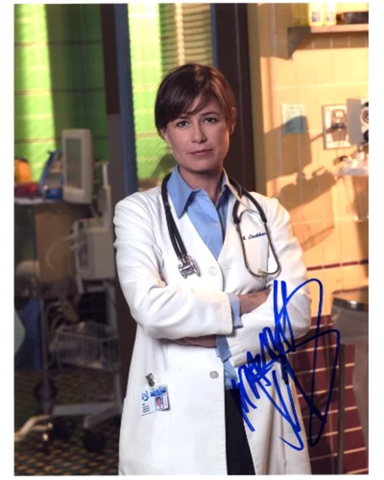Maura Tierney autograph