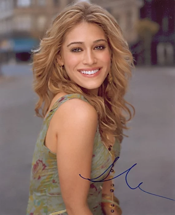 Lizzy Caplan autograph