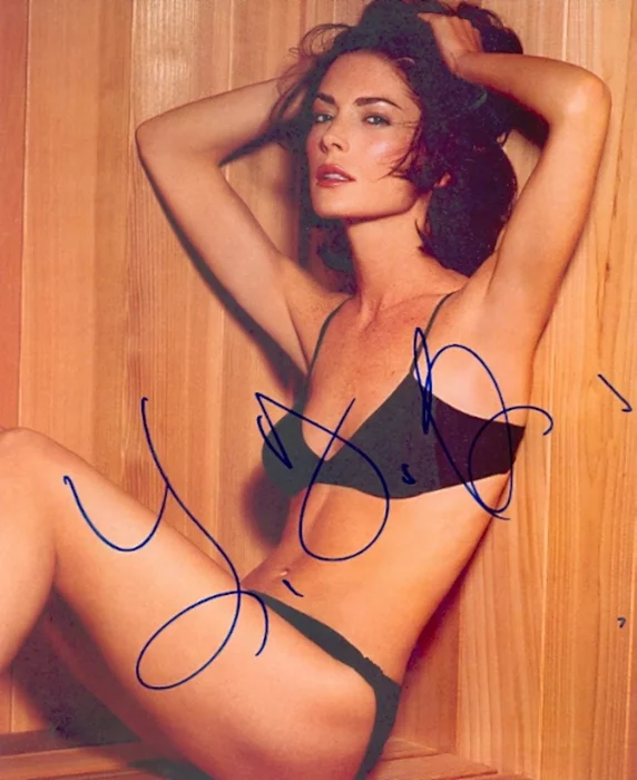 Lara Flynn Boyle autograph