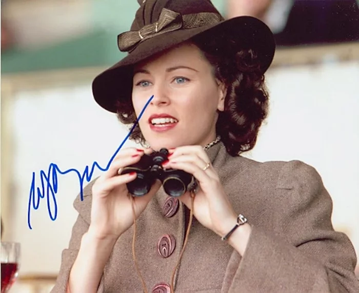 Elizabeth Banks autograph