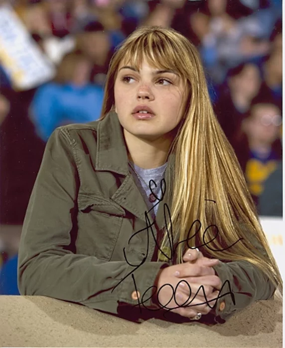 Aimee Teegarden autograph