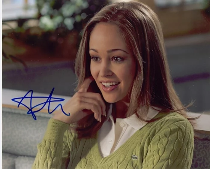 Autumn Reeser autograph