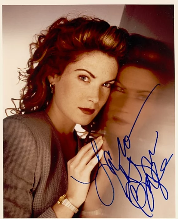 Lara Flynn Boyle autograph