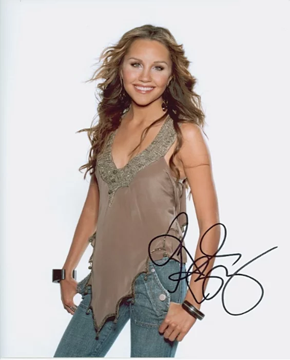 Amanda Bynes autograph