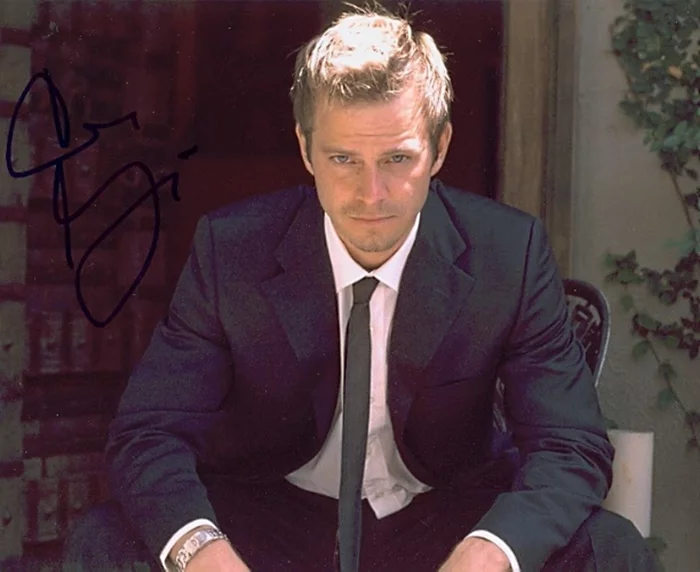 Carmine Giovinazzo autograph