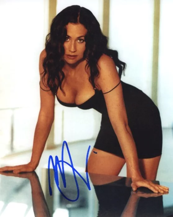 Minnie Driver autograph