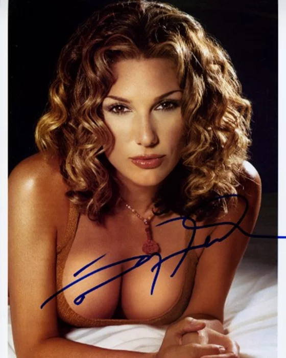 Daisy Fuentes autograph