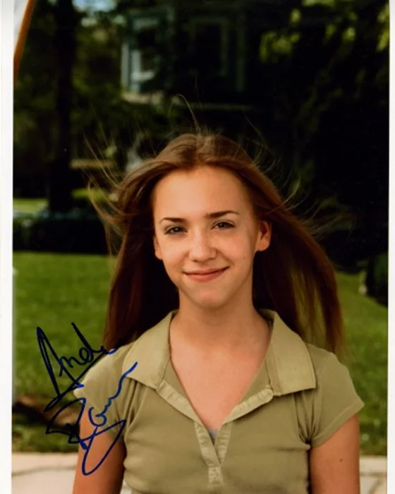 Andrea Bowen autograph