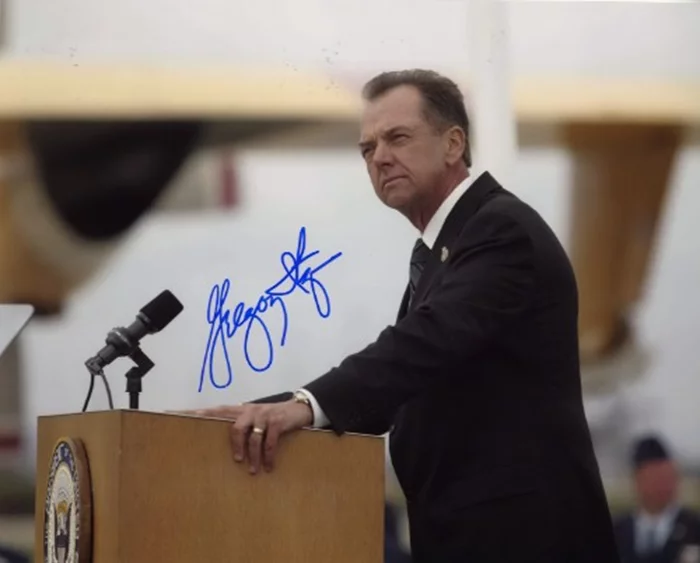 Gregory Itzin autograph
