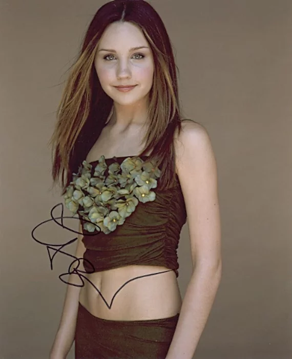 Amanda Bynes autograph