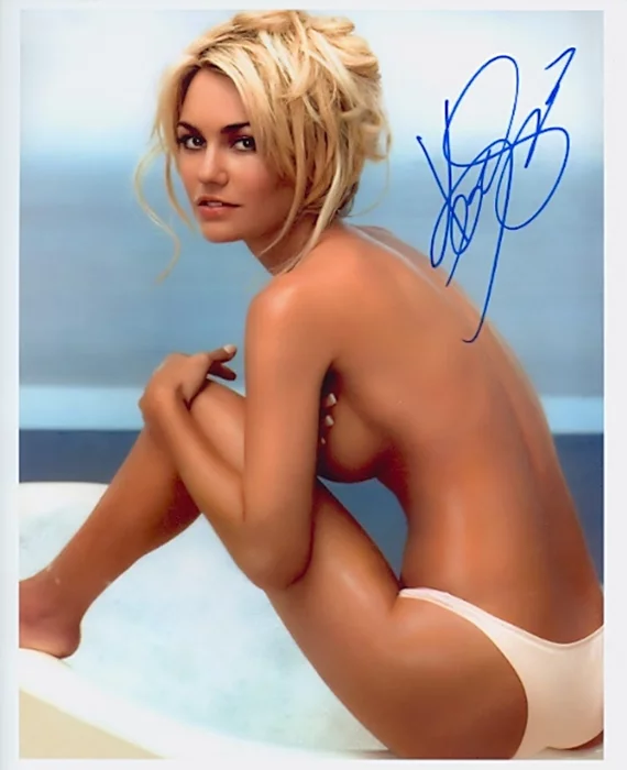 Kelly Carlson autograph