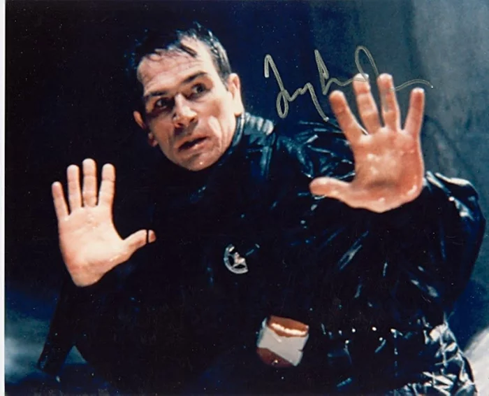 Tommy Lee Jones autograph