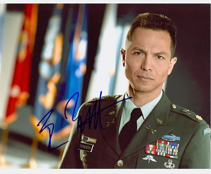 Benjamin Bratt autograph