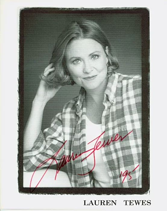 Lauren Tewes autograph