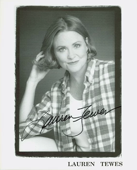 Lauren Tewes autograph