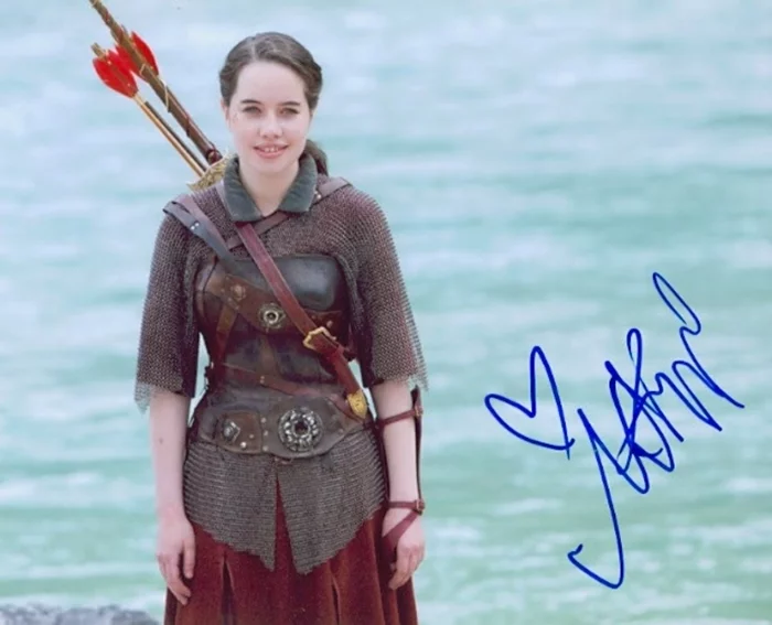Anna Popplewell autograph