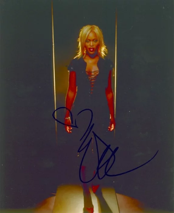 Eve autograph