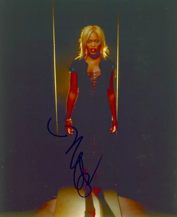Eve autograph