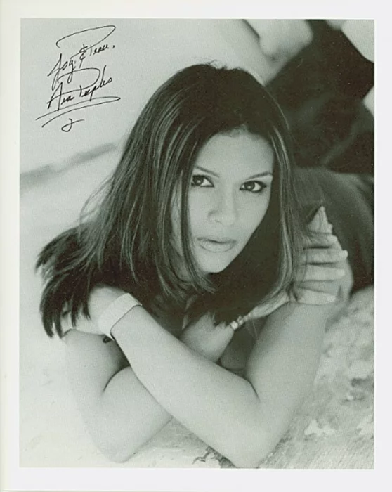 Nia Peeples autograph