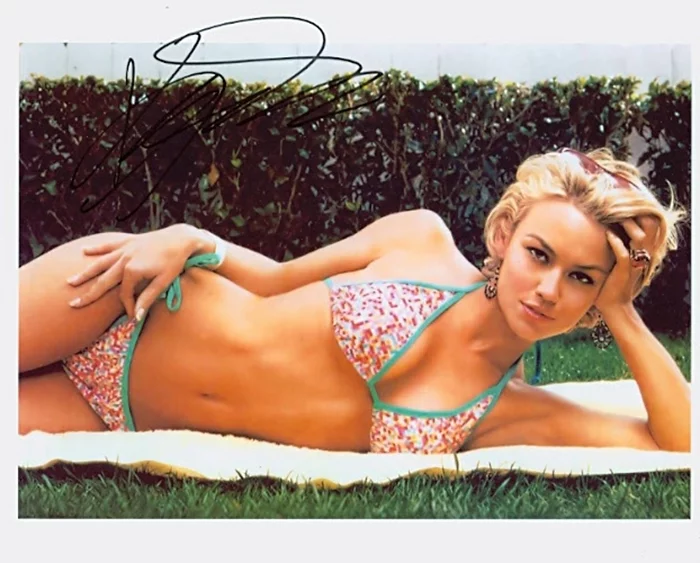 Kelly Carlson autograph
