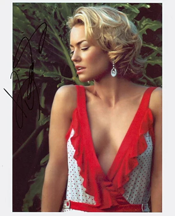 Kelly Carlson autograph