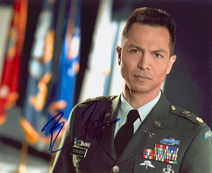 Benjamin Bratt autograph