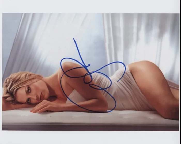 Ali Larter autograph