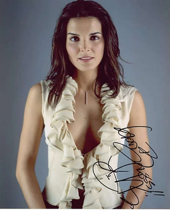 Angie Harmon autograph