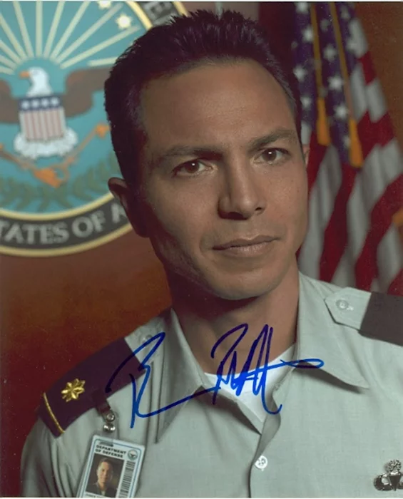 Benjamin Bratt autograph