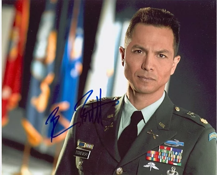 Benjamin Bratt autograph