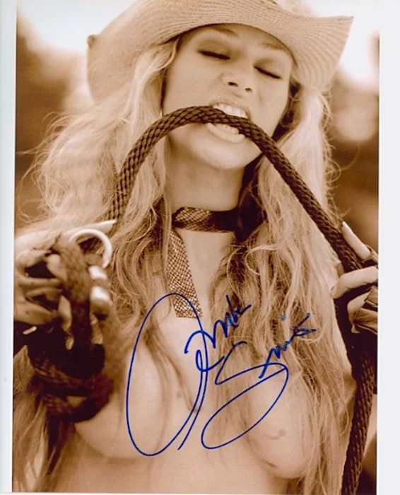 Amber Smith autograph