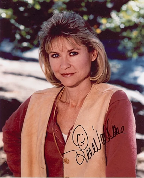 Dee Wallace autograph