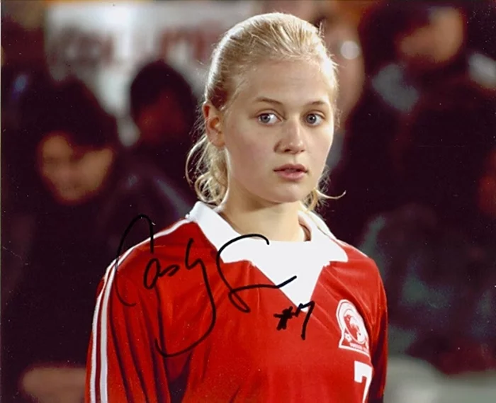 Carly Schroeder autograph