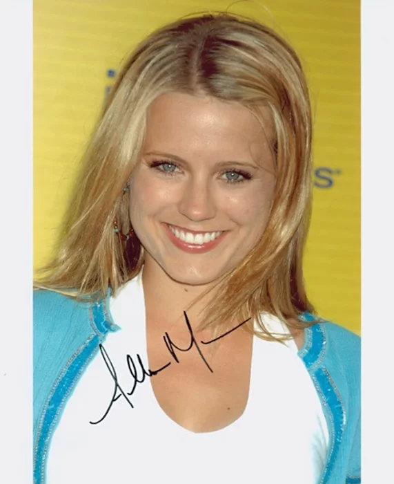 Allison Munn autograph