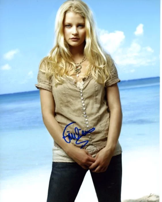 Emilie de Ravin autograph