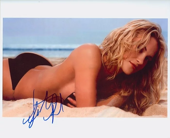 Victoria Pratt autograph